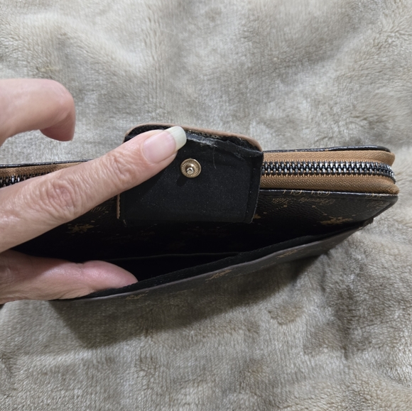 Beverly Hills Polo Club wristlet with zip - Picture 3 of 4